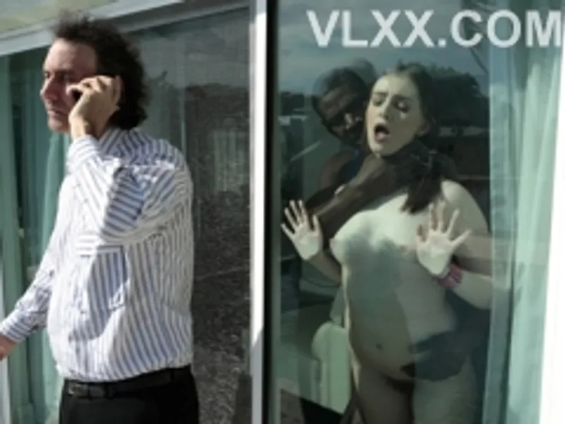 Dẫn gấu da đen về nhà chơi rồi địt nhau trước mặt ba mình